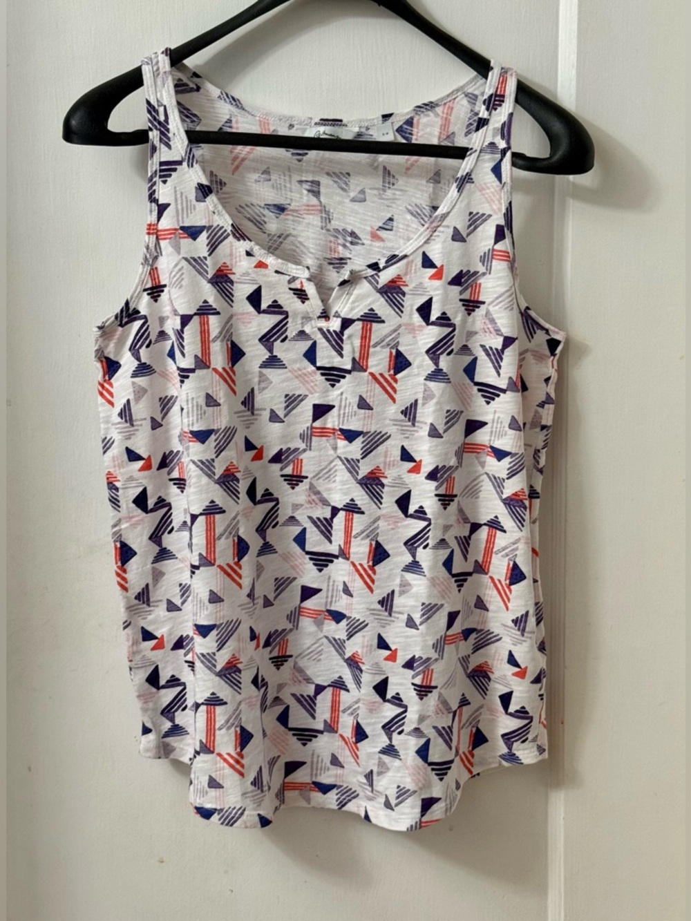 CUTE WHITE TANK TOP WITH ABSTRACT PATTERN